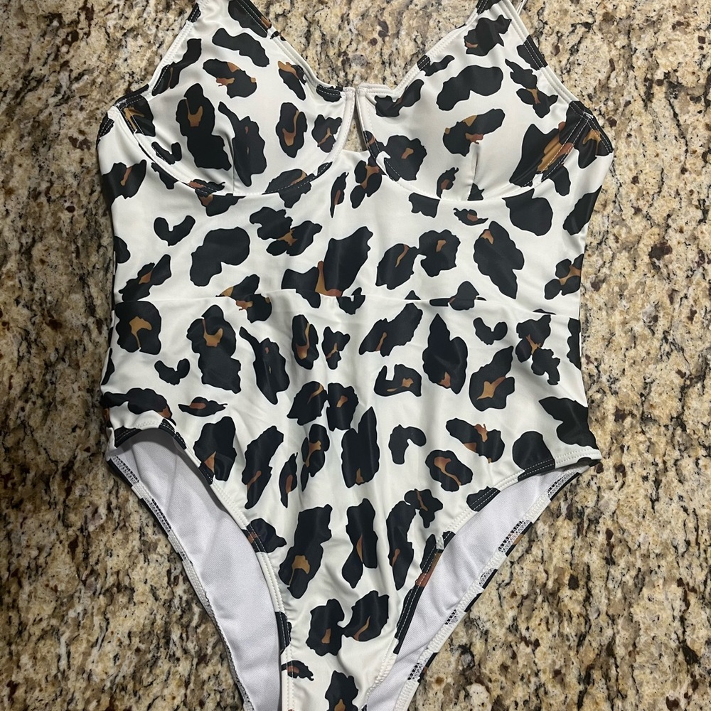 Women’s leopard swimsuit- Large